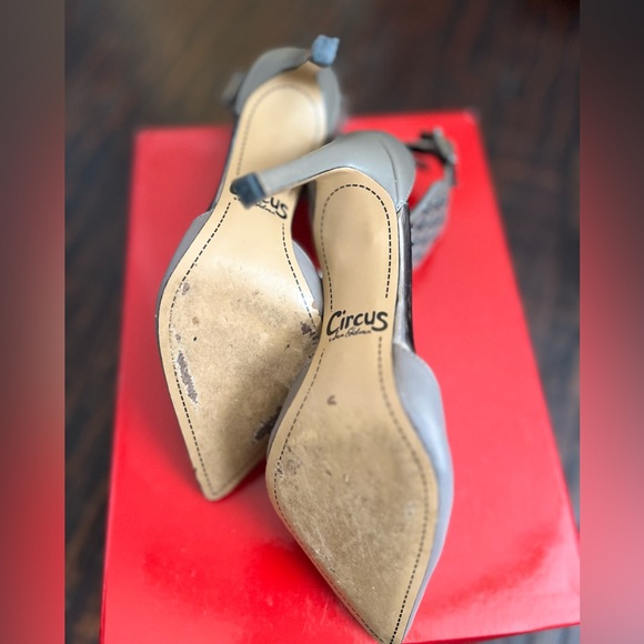 Gray Pointy Toe heels with think ankle strap. - Picture 9 of 9